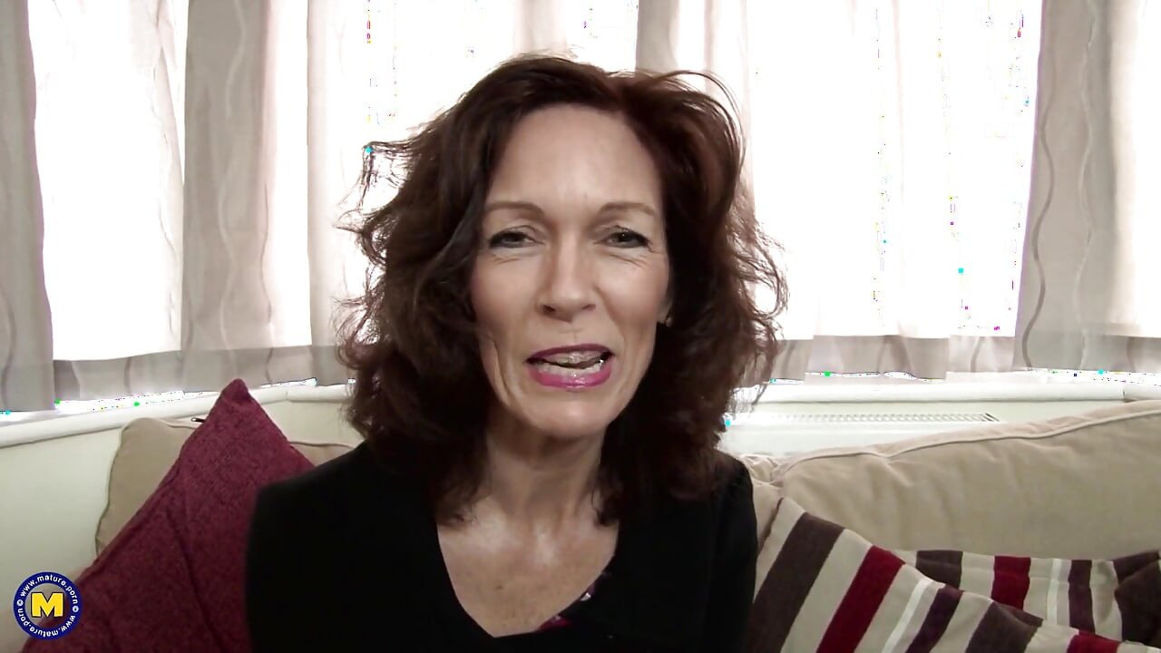 Gorgeous mature vibrates her hairy cunt at the casting