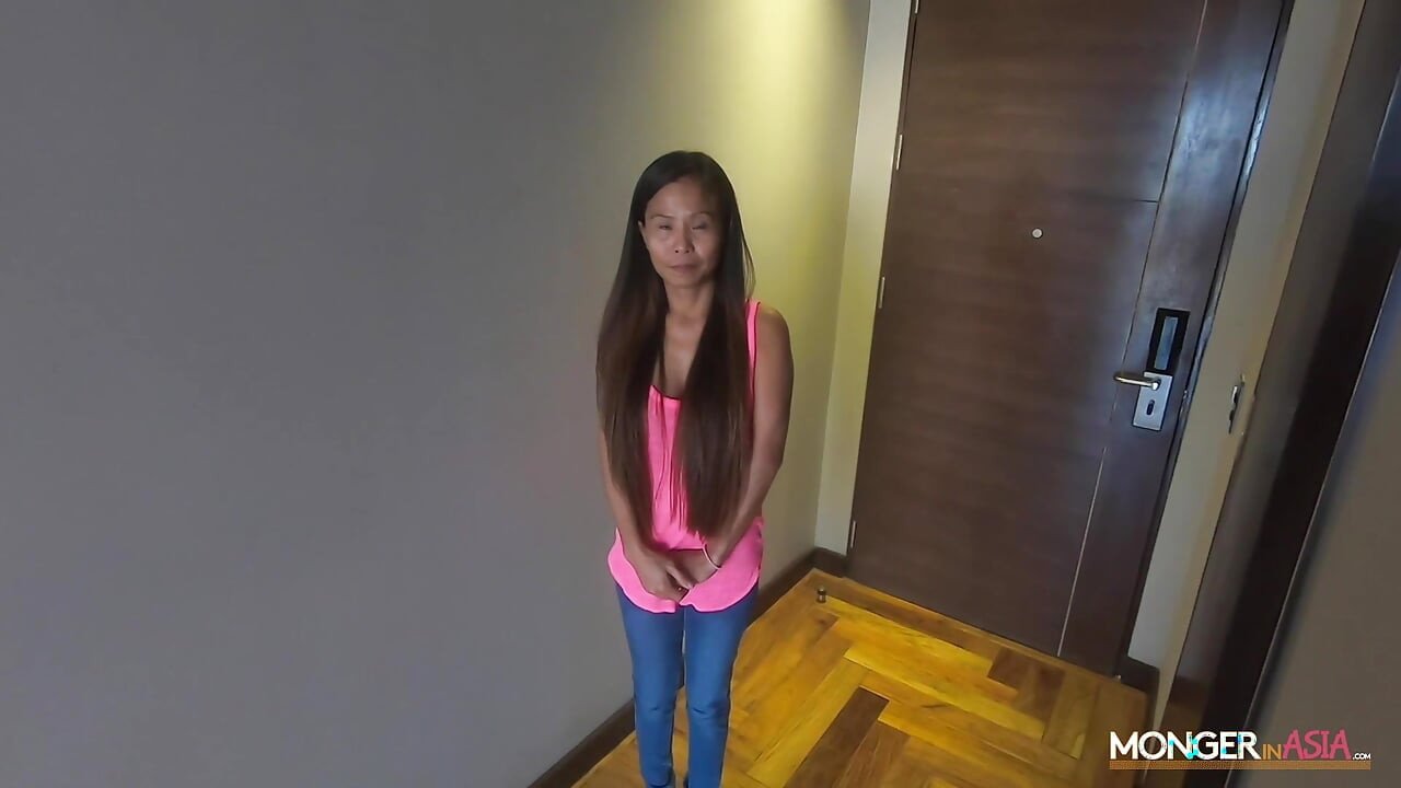 Tattooed Pinay Serves Big Dick With High Price